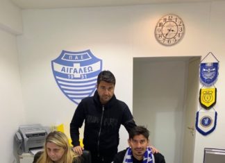 Η στιγμή των υπογραφών μεταξύ Μπλάνκο και Αιγάλεω